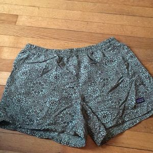 Patagonia baggies size L green and brown pattern